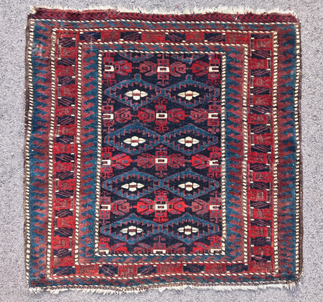 Colorful and old Baluch bagface (74 cm x 73 cm)
Deep saturated colors, oxydized black, very small silk higlights.
Very small moths bites, overall good condition.
Please contact me directly on ygissinger@yahoo.fr
Shipping worldwide at cost