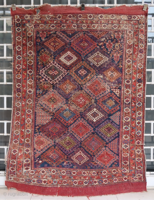 Old and rare Afshar rug (165cm x 130 cm) without kilim skirts (7/10 cm at each end)
Unusual field design with a very personal way to fill in the empty spaces with motifs  ...