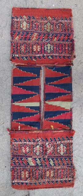 Rare, old, fine and non commercial but available, Yüncü /Kuba woven double bag (126 cm. x 42 cm.)
Crispy and dense weaving with crystalline colors and good age. Heavy handling.
A domestic weaving finally  ...