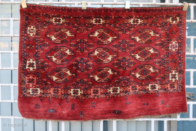 Old and beautiful Ersari / Kizil Ayak chuval face in very good condition (126 cm x 83 cm). Unusual random elements displayed in the skirt.
Beautiful saturated dyes and high pile all over.  ...