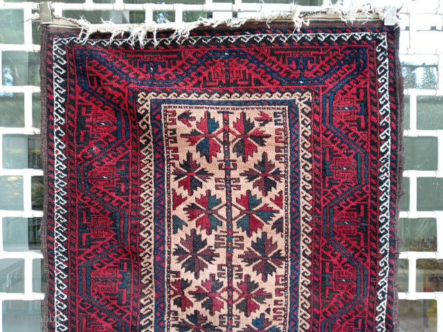 Old and rustical "Baluch" rug (217 cm x 107 cm)
Very good condition for its age, good hign pile all over, original selvedges and skirts, sturdy weaving with good colors.
Dusty, just needs ...