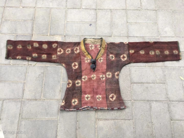 Tibetan coat. Red background with ball flower veins. Good age and condition. The height is 68cm, and the sleeve spread length is 150cm
          