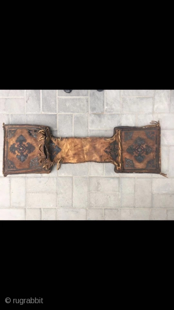 Cowhide bag, it was produced in Kazakhstan. Used for long trips on horseback. It can put in for jugs, naan, etc. In the late Qing Dynasty, the back and side pockets were  ...