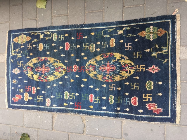 #2019 Tibet rug, blue background with two group flowers, around with lucky cloud and 卍 veins.the veins turning in clockwise, buddhahism think that clockwise directtion turning is luck.this  symbolizeing permanent good  ...