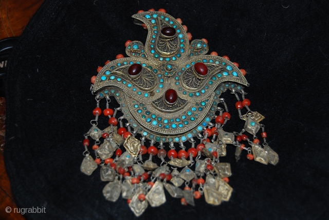 A BEAUTIFUL 19TH CENTURY SILVER UZBEK ORNAMENT FROM BUKHARAH. ITS IN A VERY GOOD CONDITION. IT'S IN A VERY GOOD CONDITION WITH CORAL, TOURQUOISE AND CORNALINE
FOR MORE INFORMATIONS, KINDLY MAIL ME  