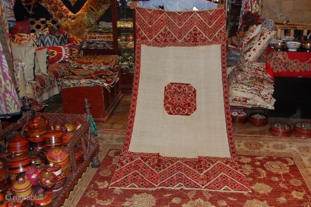 A SWATI HAND EMBROIDERY SHAWL FROM PAKISTAN IN PERFECT CONDITION. IT IS IN COTON AND SILK. FOR MORE INFORMATIONS, PLEASE CONTACT ME           