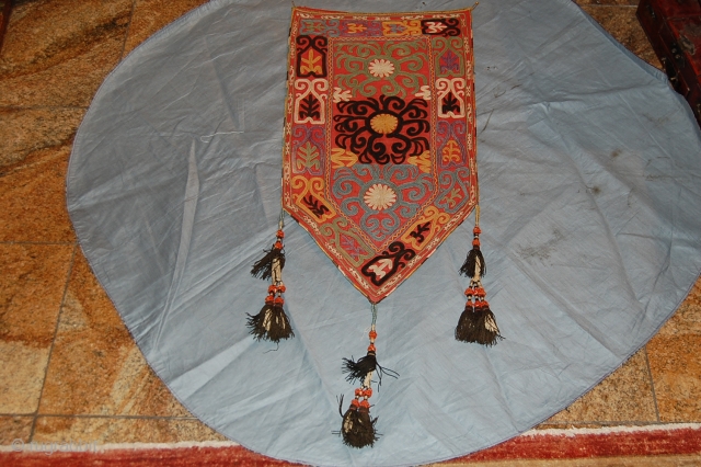 A BEAUTIFUL ANTIQUE LAKAI FROM UZBEKISTAN IN A VERY GOOD CONDITION. FOR MORE INFORMATIONS, PLEASE CONTACT ME                