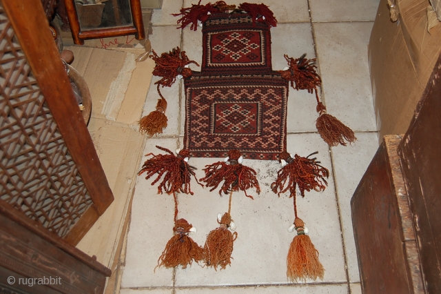 a beautiful salt beg balouch in a very good condition with natural colours. the size is 48 x 27 cm. for more informations, please contact me       