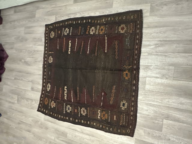 a beautiful carpet
size 107 x 107 cm                          