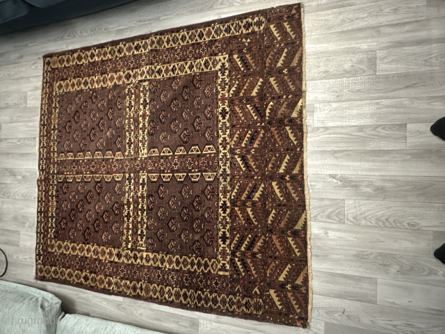 a beautiful antique carpet

size 162 x 140 cm                         