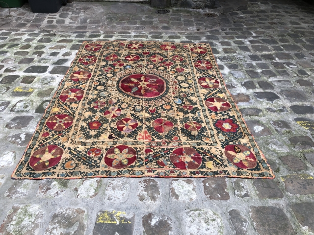 A beautiful ethnic Sozani Samarkand from Uzbekistan

it is in a very good condition 19th century

the size is 230 x 175 cm

for more informations and pictures, please contact me     