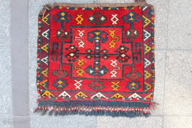 Uzbek pile piece, some synthetic red, great condition,  circa 1900.
size: 60 x 68 cm                  