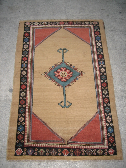 bakshaish rug in the midle there is 4-5 knot silk and 2 end restoration 
size: 85 x 132 cm              