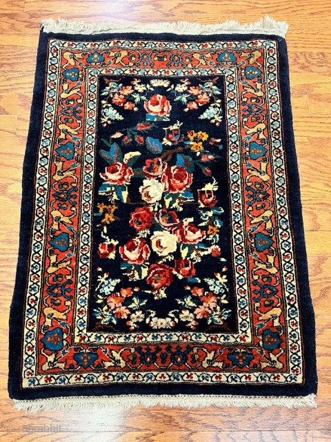 3156 Antique Bijar Cir: 1910 (Gaul Farang) Roses of the west.
 Wool pile on cotton foundation Excellent condition.
Size:33" X 25"             