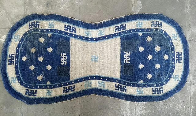 Tibet, Saddle rug.
Size:63 x 130 cm
Condition: Good Condition.
                         