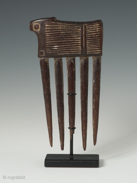 Charming carved wood comb from the Baule tribe, Côte d'Ivoire, depicting an animal. 5" (12.6 cm) high                