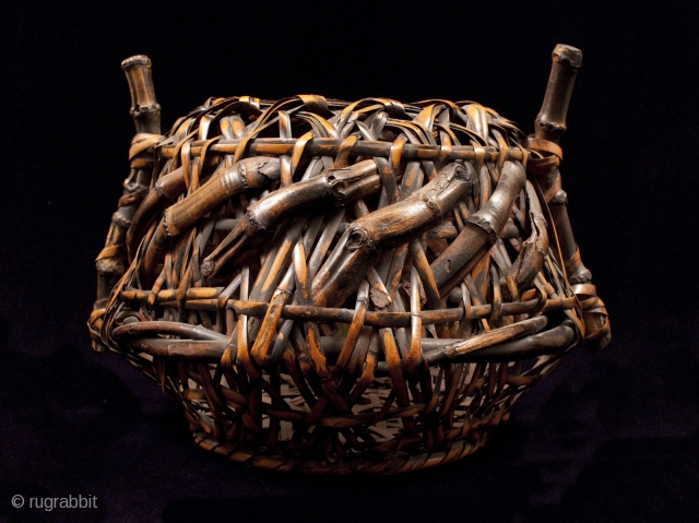 Ikebana basket, Japan.
Split fumed bamboo, bamboo rhizome.
Meiji/Taisho Period.
15" (38 cm) wide and 10" (25.5 cm) high.
                 