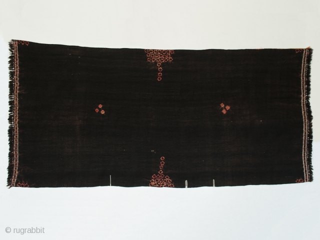 Baknough (woman's head covering), Al Rudayyif, Tunisia. Wool, cotton, natural dyes, 20th century, 43" (109.2 cm) high by 95" (241.3 cm) long, including fringe.
This type of baknough comes from the small mining  ...