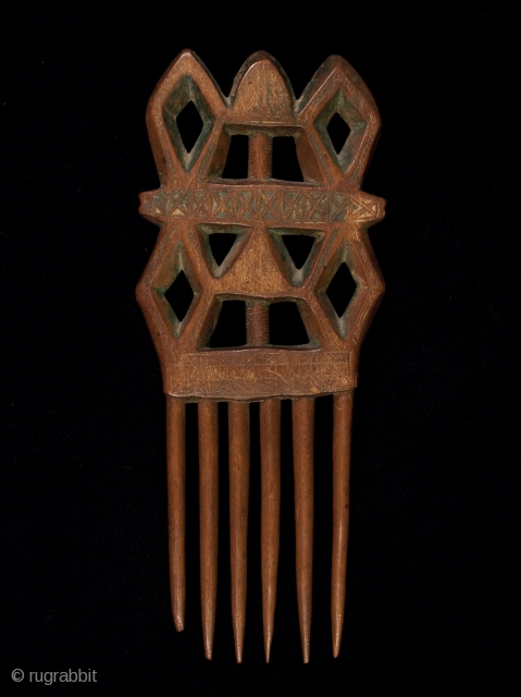 Comb. Akan, Ghana. Carved wood. 9” (23 cm) high. Metal base included.                     