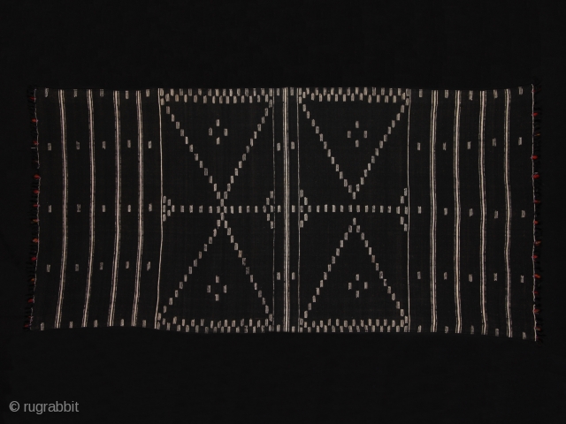A graphic black and white wool baknough from Chott Oulad Amar, on the coast of Tunisia, north of Mahdia. It measures 72" long by 36" wide and is in excellent condition.   ...