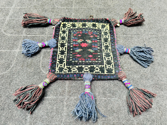 https://zubaidatribalrugs.etsy.com/listing/4407171867
Baloch Small Bag