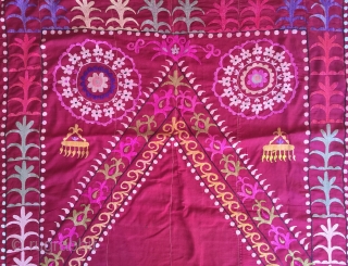Description and origin: traditional suzani from Uzbekistan, with design of a "mihrab". Silk on cotton. 

Dimensions: approx. 170 x 102 cm

Age: around 1940

Condition: very good. Some wear and tears (see pictures)
  