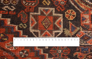 Antique Khamseh or Qashqai rug, early 20Th century. 258 x 167cm (101,5” x 66”).

A piece with excellent quality of velvety wool, with varied and saturated dyes dominated by an opulent hue of  ...