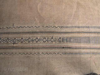  Semi-antique blanket or sarong from the Stieng/Xtiêng ethnic group Vietnam. Over 60 years. Woven from all handspun cotton threads and is unusually large for a single panel. There is one ink  ...