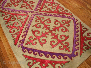 Type: UZBEKISTAN, FELT 
Origin: UZBEKISTAN 

Size/Feet & Inches: 3'11'' x 11'1'' 
Size/Meters: 1.19 x 3.37 
                 