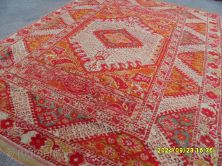 Antique Anatolian KIZ Gördes Rug
Size: 175 x 135 cm.
MAIL: makifhali@yahoo.com                       