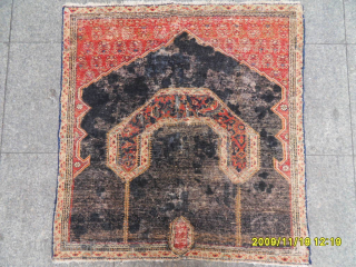 Antique Sinneh Rug
Size: 90 x 84 cm.
Mail: makifhali@yahoo.com