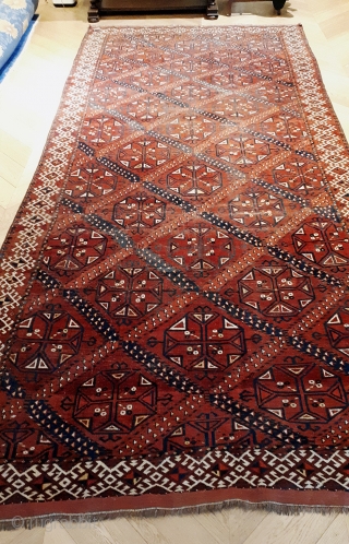 Large Ersari Turkmen main carpet, Central Asia, Middle Amu-Darya valley, mid-19th century, 444 x 190 cm.
The pattern shows a very rare gül, which to the best of our knowledge can be found  ...