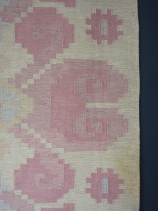 Pink Mid Century Swedish Rollakan Rug Circa 1950

A pretty and striking Swedish flat weave (Rollakan) Rug, 200cm x 137cm (78 x 54 inches).

With it's delicate pastels and graphic drawing style, the design and colour  ...