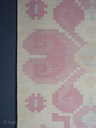 Pink Mid Century Swedish Rollakan Rug Circa 1950

A pretty and striking Swedish flat weave (Rollakan) Rug, 200cm x 137cm (78 x 54 inches).

With it's delicate pastels and graphic drawing style, the design and colour  ...