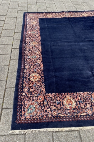 Very beautiful Sarough in excellent condition. Size 250 x 311 cm. Colors on Rugrabbit are, as usual, dull compared to the photos on my phone and in real life. Will send original  ...