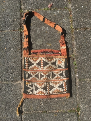 Moroccan vanity bag, chanteh, 9 x 10.2 inch (23 x 26 cm). Wool and cotton (white). Very nice details and delicate handiwork. All natural colors (unusual in Moroccan pieces). This chanteh came  ...