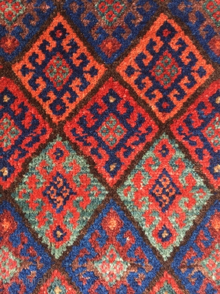 Fine Jaf with Bidjar weave. Best colors, including deep indigo, apricot, purple and green. Excellent condition. Size 26.4 x 25.2 inch (67 x 64 cm). Worldwide shipping € 30. You can reach  ...