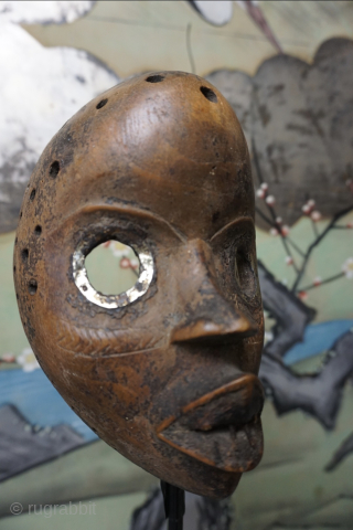 Excellent small Dan Mask, size 19 cm x 12 x 8 (height x width x depth). Old collection number on the back. From an established Dutch collection, acquired at auction. Reducing my  ...