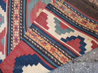 Shahsavan kilim and weft floating mafrash panel. Beautiful patinated colors. The top and bottom 'pyramid' band are very interesting. A piece that keeps you looking. Size 61 x 47 cm. € 120 ...