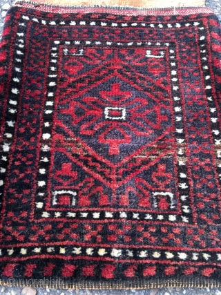 Sweet Baluch chanteh, fully preserved. Nice mina khani design and abrash of grey natural (un-dyed) wool. Beautiful colors and wool. Back cotton. Size 18.1 x 9.1 inch (46 x 32 cm).  