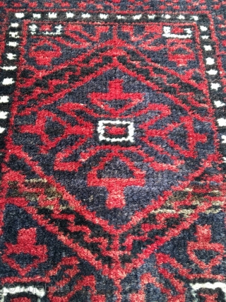 Sweet Baluch chanteh, fully preserved. Nice mina khani design and abrash of grey natural (un-dyed) wool. Beautiful colors and wool. Back cotton. Size 18.1 x 9.1 inch (46 x 32 cm).  