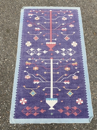 Vintage Indian dhurrie, nice directional pattern. Piece with a delightful vibe. Nice small size 61 x 35 inch (155 x 89 cm). You may contact me directly at alexanderbakker@flairforflavor.com as the rugrabbit  ...