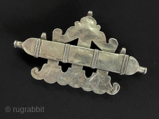 Antique Turkmen - Karakalpak Tribe Silver Tumar Pendant Fire Gilded and with Carnelian.
They use turkmen women to write the evil eye verse on the tumar box and not to touch the eye.Turkmen  ...