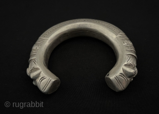 Antique Turkmen Handcarved on Silver Talisman Bracelet. Size - ''8.5 cm x 1.7 cm'' - 
İnnir Circumference : 13.5 cm - Weight : 55 gr. turkmansilver@gmail.com       