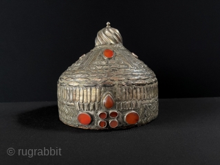 Central - Asian Antique from Afghanistan Traditional Silver Wedding Hat with Carnelian Original Ethnic Tribal Jewelery. Turkmen Art Collector Jewelry. Circa - 1900 or earlier
Size - ''19.5 cm x 19.5 cm'' -  ...