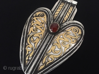 Central-Asia Turkmen-tekke iskendery design silver pendant (Asyk) fire gilded with cornalian Fine condition ! Circa - 1900 or earlier Size - Height : 11.2 cm - Width : 7 cm - Weight  ...