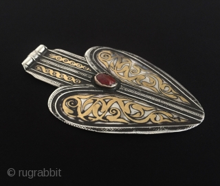 Central-Asia Turkmen-tekke iskendery design silver pendant (Asyk) fire gilded with cornalian Fine condition ! Circa - 1900 or earlier Size - Height : 11.2 cm - Width : 7 cm - Weight  ...