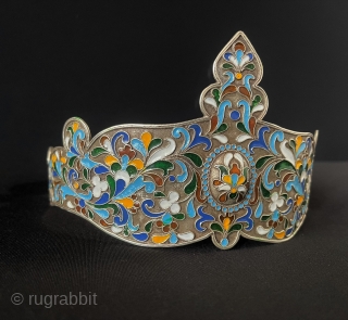 Antique Uzbekistan - Bukhora Tribal Silver Enameld Crown All Silver Handcrafted.
This is Bokhara Art Collector Crown. Great Condition. Size - ''17.5 cm x 16.5 cm''
Height : 10 cm - Circumference : 56  ...