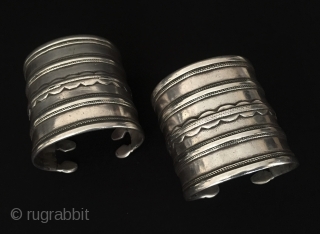 Central-Asia Antique Turkmen-ersary pair of traditional silver cuff bracelets Arm-band original ethnic tribal jewelry / Turkoman jewellery Great condition ! Circa - 1900 or earlier Size : ''6.8 cm x 6.5 cm''  ...