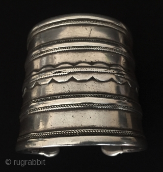 Central-Asia Antique Turkmen-ersary pair of traditional silver cuff bracelets Arm-band original ethnic tribal jewelry / Turkoman jewellery Great condition ! Circa - 1900 or earlier Size : ''6.8 cm x 6.5 cm''  ...